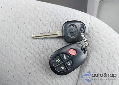 2014 Toyota Sienna Le V6 8 Passenger z USA, uszkodzony, nr VIN 5TDKK3DC6ES418253